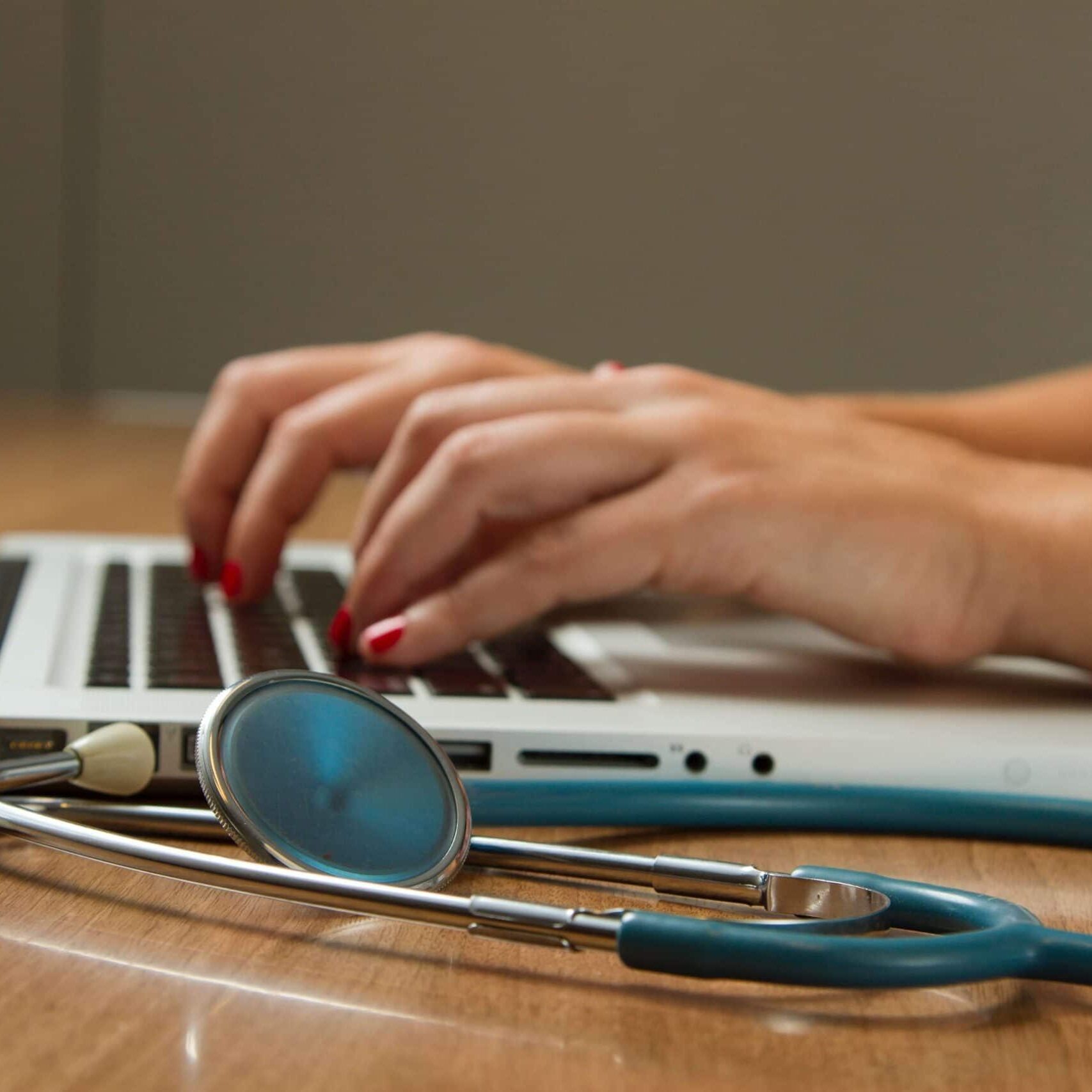 There are a number of different ways that you might access mental health services in Australia, such as through a crisis helpline, doctors, psychologists, counsellors, support groups and so on.  With so many options, it can be confusing to know what kind of service is best suited to you and your circumstances, particularly when you are in the midst of emotional or mental distress. This article aims to describe some of the services available to help you determine what might work best for you.